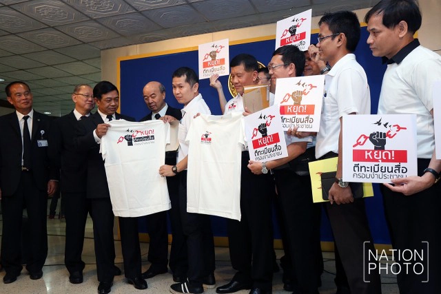 องค์กรวิชาชีพสื่อ
ยื่นหนังสือค้านร่างกม.คุมสื่อ
ผ่าน สปท. ยันผิดหลักกำกับเสรีภาพ