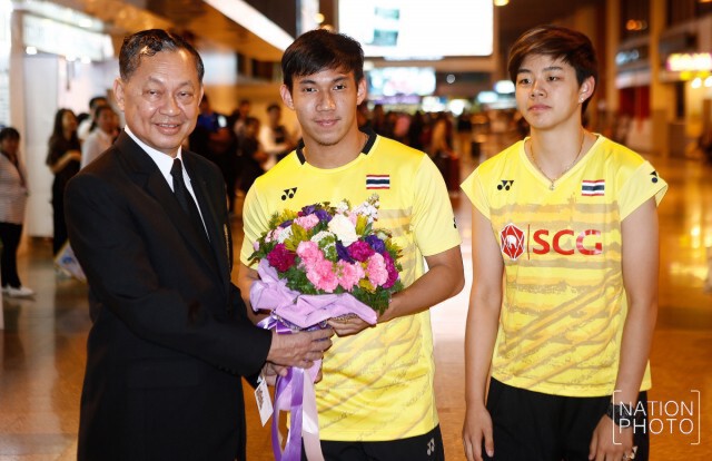 ต้อนรับกลับ! "บาส-ปอป้อ" ถึงดอนเมืองแล้ว หลังคว้ารองแชมป์ แบดมินตันชิงแชมป์เอเชีย 2017