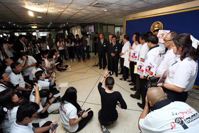 องค์กรวิชาชีพสื่อ
ยื่นหนังสือค้านร่างกม.คุมสื่อ
ผ่าน สปท. ยันผิดหลักกำกับเสรีภาพ