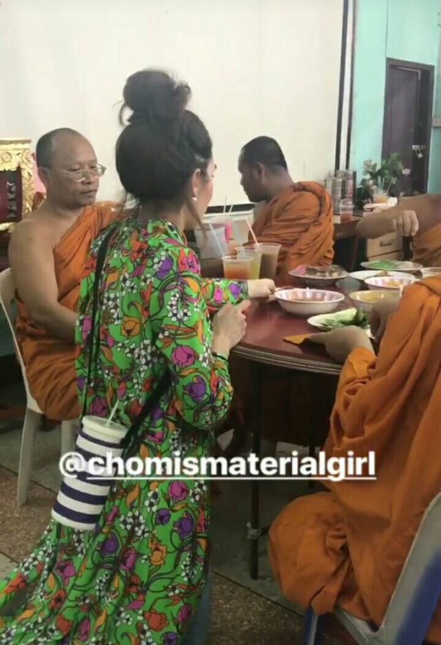 "ชมพู่" พาแม่-เพื่อนสนิท ทำบุญให้พ่อ "เจมส์"