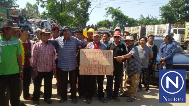 ทุกข์ของชาวไร่มัน
ขนมันเทปิดถนนหน้าโรงงาน
หลังรง.หยุดรับซื้อมา 3 วัน