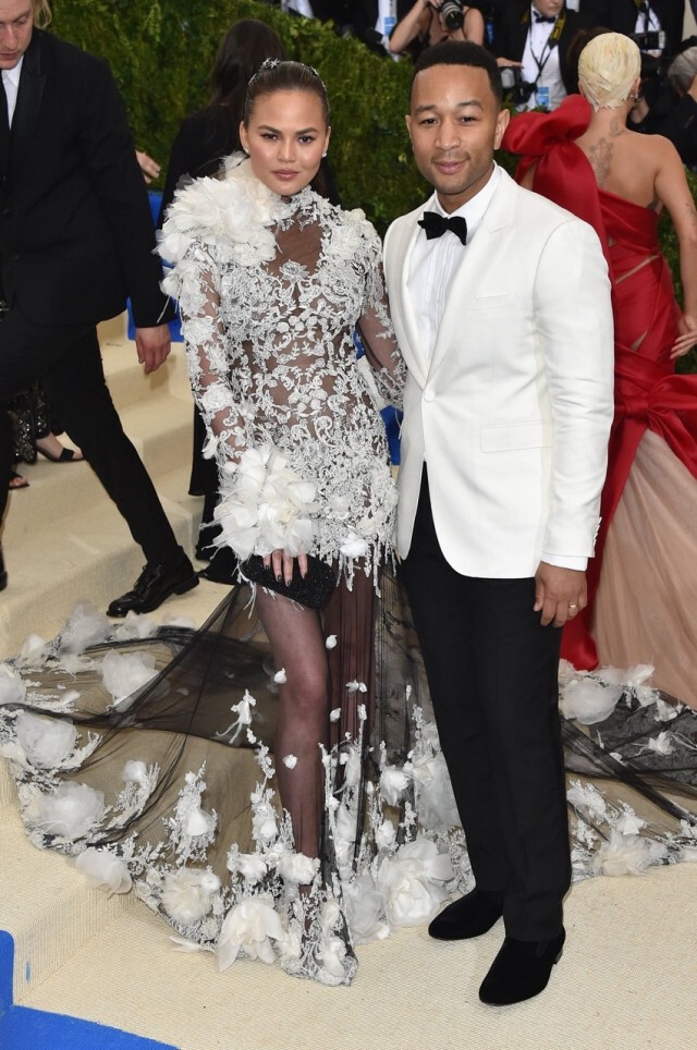 สุดอลัง! พรมแดง Met Gala 2017 คนดังปล่อยของ Rihanna ชนะเลิศ!