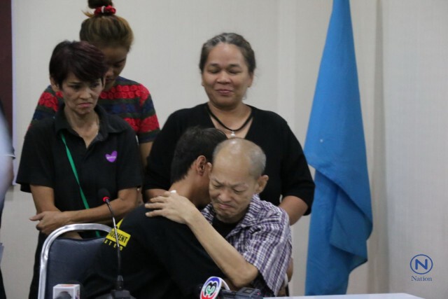 น้ำตาลูกผู้ชาย...
"พ่อ-ลูก"พลัดพราก 15 ปี
ตร.-มูลนิธิกระจกเงาตามหาจนเจอ