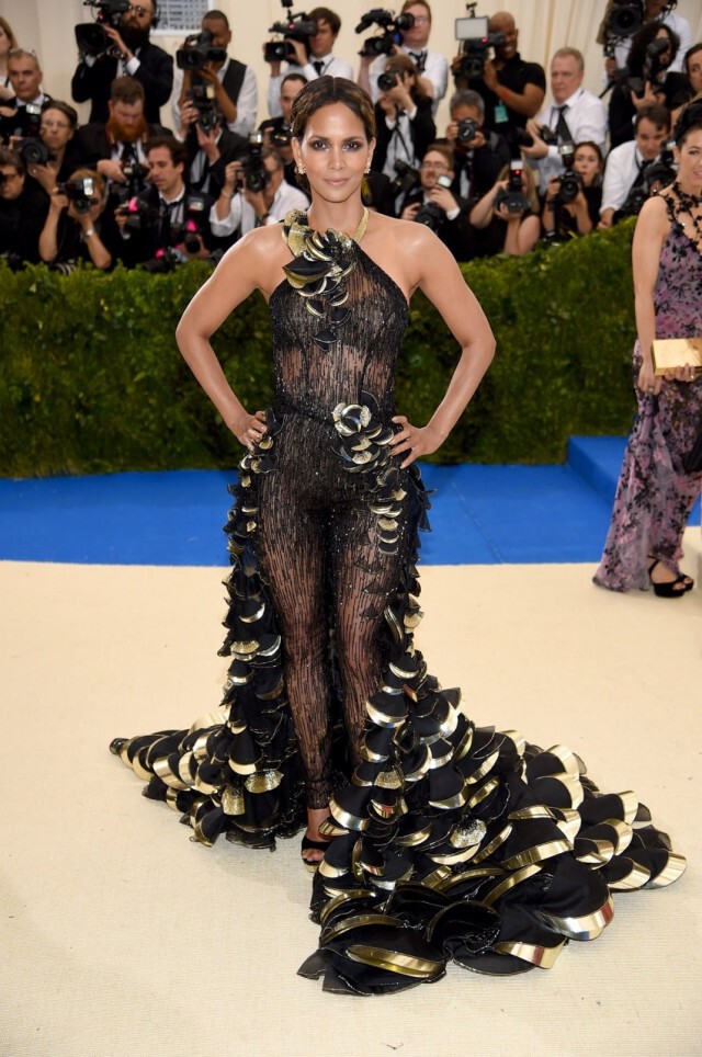 สุดอลัง! พรมแดง Met Gala 2017 คนดังปล่อยของ Rihanna ชนะเลิศ!