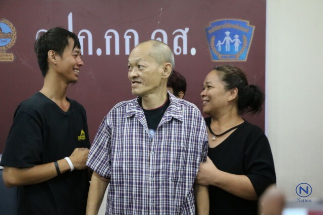 น้ำตาลูกผู้ชาย...
"พ่อ-ลูก"พลัดพราก 15 ปี
ตร.-มูลนิธิกระจกเงาตามหาจนเจอ