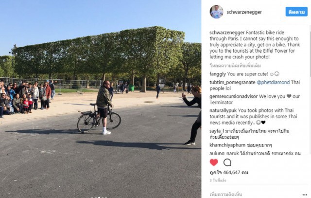ฮือฮา! "คนเหล็ก" ขโมยซีน
ถ่ายรูปกับนักท่องเที่ยวไทย