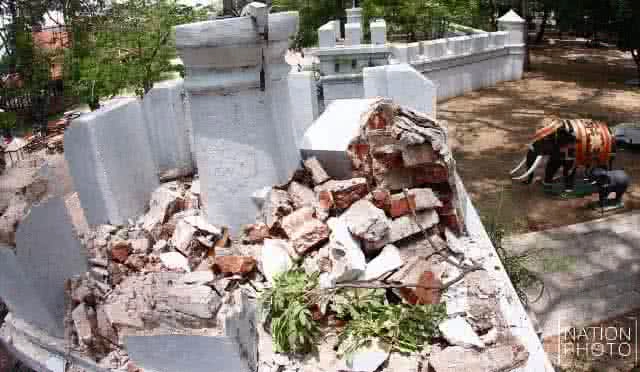 เสียหาย... กิ่งต้นก้ามปูหักโค่นทับกำแพงก่ออิฐถือปูน วัดเฉลิมพระเกียรติวรวิหาร