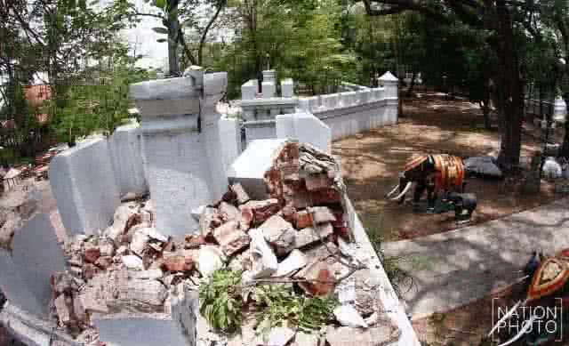 เสียหาย... กิ่งต้นก้ามปูหักโค่นทับกำแพงก่ออิฐถือปูน วัดเฉลิมพระเกียรติวรวิหาร