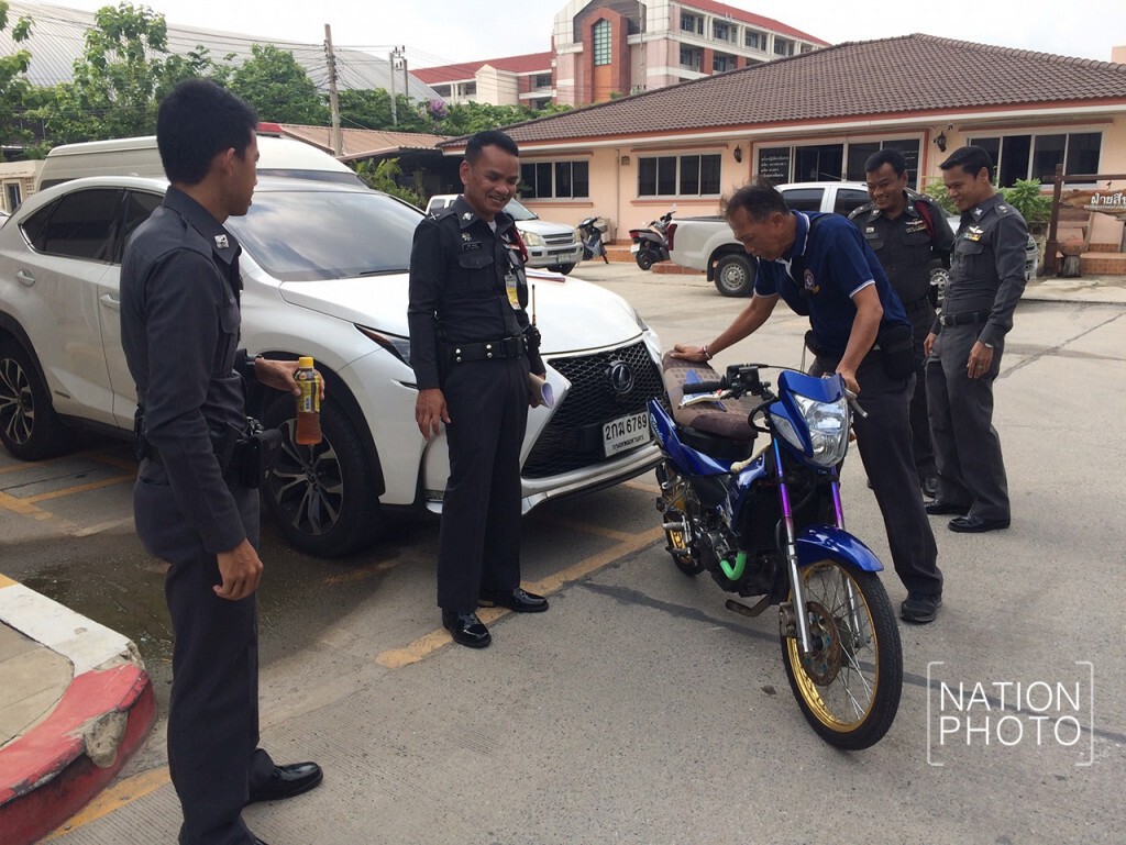 เจ้าหน้าที่ตำรวจ สน.สายไหมตรวจสอบร่องรอยการชน รถ "ดีเจเชาเชา" เจ้าหน้าที่ตำรวจ สน.สายไหมตรวจสอบร่องรอยการชน รถ "ดีเจเชาเชา"