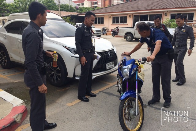 เจ้าหน้าที่ตำรวจ สน.สายไหมตรวจสอบร่องรอยการชน รถ "ดีเจเชาเชา"