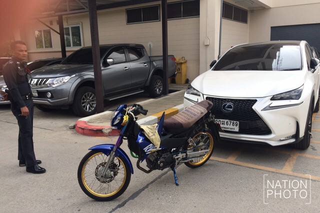 เจ้าหน้าที่ตำรวจ สน.สายไหมตรวจสอบร่องรอยการชน รถ "ดีเจเชาเชา"