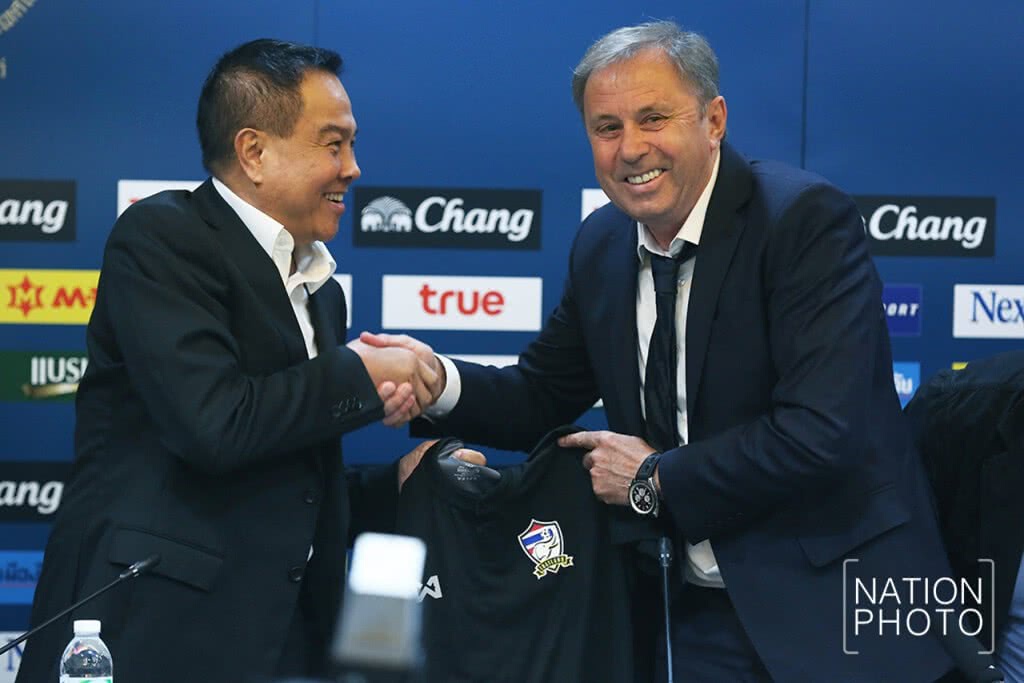 แถลงข่าวเปิดตัว "มิโลวาน ราเยวัช" รับตำแหน่งหัวหน้าผู้ฝึกสอนทีมชาติไทย แถลงข่าวเปิดตัว "มิโลวาน ราเยวัช" รับตำแหน่งหัวหน้าผู้ฝึกสอนทีมชาติไทย