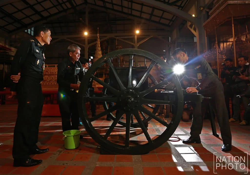 กรมสรรพาวุธทหารบกอัญเชิญราชรถให้กรมศิลป์แต่งลวดลายใช้ในงานพระราชพิธีพระบรมศพ ร.9