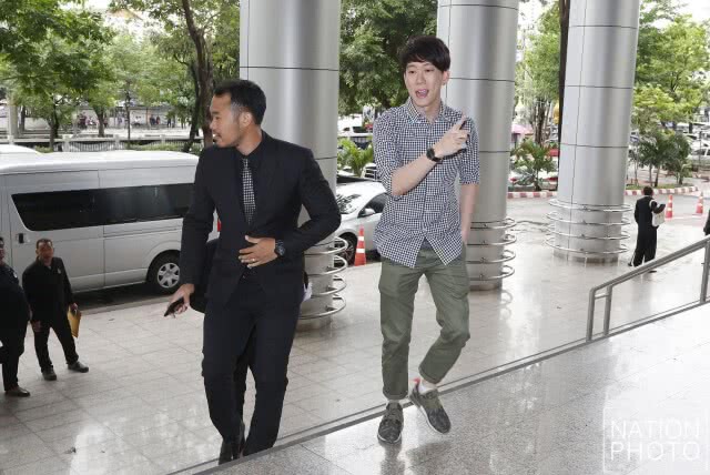 "เบนซ์ เรซซิ่ง" มารายงานตัวที่ศาลอาญา