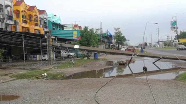 พายุถล่มชัยภูมิ บ้านพังนับร้อย เสาไฟล้มทับรถยนต์ พังนับสิบ