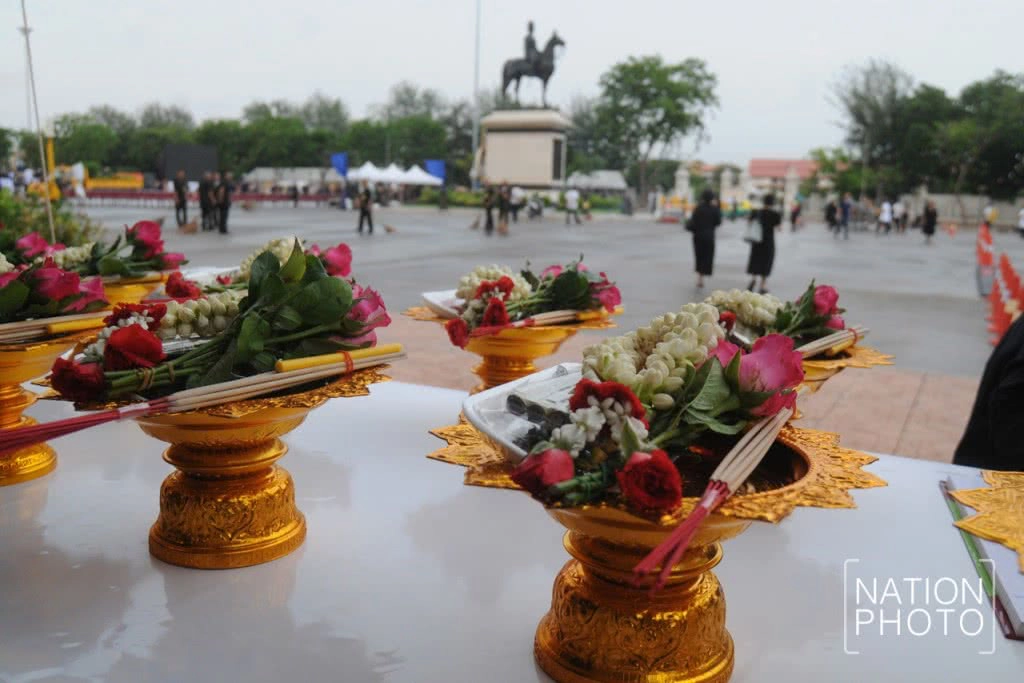 สมเด็จพระเจ้าอยู่หัว ทรงพระกรุณาโปรดเกล้าฯ พระราชทานเครื่องถวายสักการะ พระบรมราชานุสาวรีย์ ร.๕