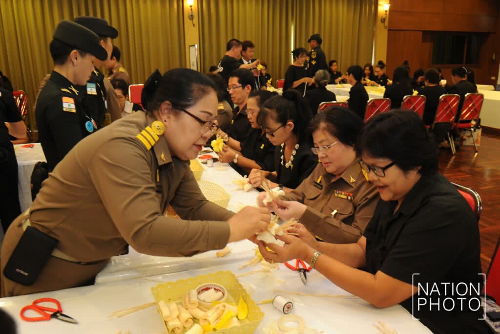 สมเด็จพระเจ้าอยู่หัว ทรงพระกรุณาโปรดเกล้าฯให้จัดกิจกรรมจิตอาสาประดิษฐ์ดอกไม้จันทน์แก่ประชาชน สมเด็จพระเจ้าอยู่หัว ทรงพระกรุณาโปรดเกล้าฯให้จัดกิจกรรมจิตอาสาประดิษฐ์ดอกไม้จันทน์แก่ประชาชน