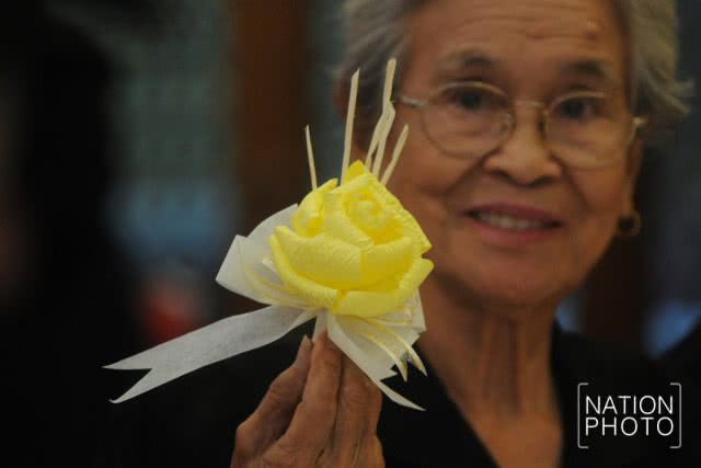 สมเด็จพระเจ้าอยู่หัว  ทรงพระกรุณาโปรดเกล้าฯให้จัดกิจกรรมจิตอาสาประดิษฐ์ดอกไม้จันทน์แก่ประชาชน