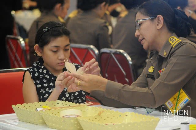สมเด็จพระเจ้าอยู่หัว  ทรงพระกรุณาโปรดเกล้าฯให้จัดกิจกรรมจิตอาสาประดิษฐ์ดอกไม้จันทน์แก่ประชาชน