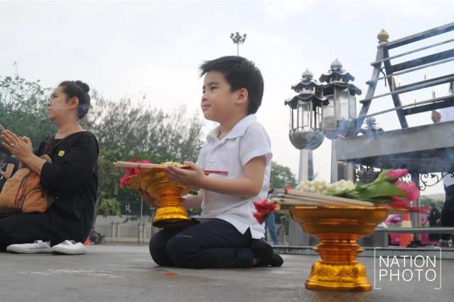 สมเด็จพระเจ้าอยู่หัว ทรงพระกรุณาโปรดเกล้าฯ พระราชทานเครื่องถวายสักการะ พระบรมราชานุสาวรีย์ ร.๕