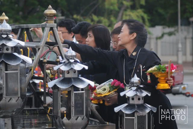 สมเด็จพระเจ้าอยู่หัว ทรงพระกรุณาโปรดเกล้าฯ พระราชทานเครื่องถวายสักการะ พระบรมราชานุสาวรีย์ ร.๕