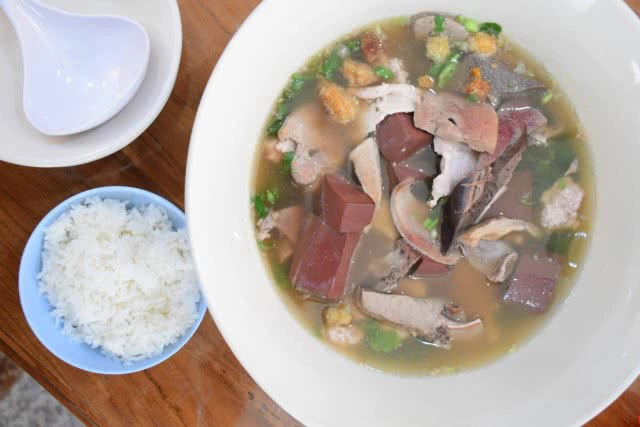 อร่อยปักหมุด  : เลือดหมูบ้านแม่ศรี ต้มเลือดหมูในตำนานแห่งเมืองพัทยา จังหวัดชลบุรี