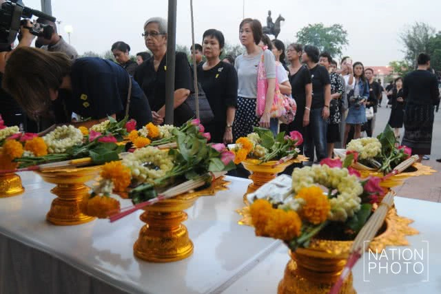 สมเด็จพระเจ้าอยู่หัว ทรงพระกรุณาโปรดเกล้าฯ พระราชทานเครื่องถวายสักการะ พระบรมราชานุสาวรีย์ ร.๕