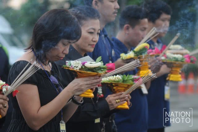 สมเด็จพระเจ้าอยู่หัว ทรงพระกรุณาโปรดเกล้าฯ พระราชทานเครื่องถวายสักการะ พระบรมราชานุสาวรีย์ ร.๕