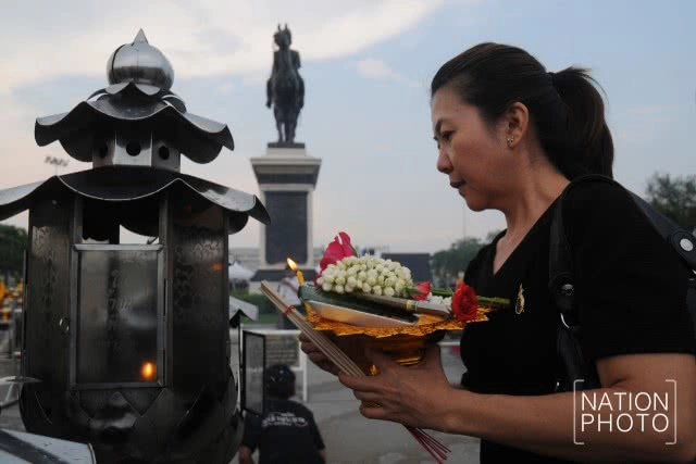 สมเด็จพระเจ้าอยู่หัว ทรงพระกรุณาโปรดเกล้าฯ พระราชทานเครื่องถวายสักการะ พระบรมราชานุสาวรีย์ ร.๕