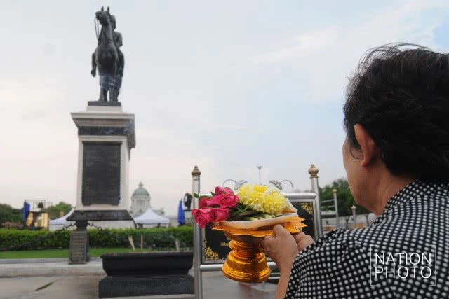สมเด็จพระเจ้าอยู่หัว ทรงพระกรุณาโปรดเกล้าฯ พระราชทานเครื่องถวายสักการะ พระบรมราชานุสาวรีย์ ร.๕