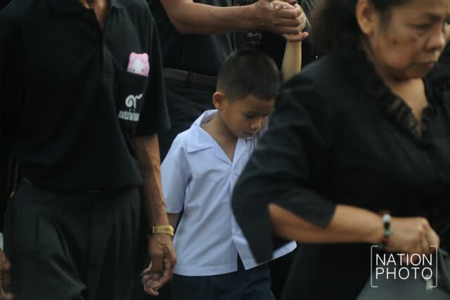 ประชาชนเข้ากราบสักการะพระบรมศพ ในหลวง ร.๙