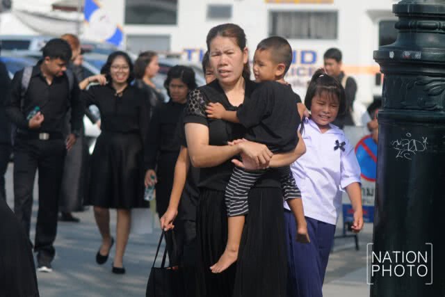 ประชาชนเข้ากราบสักการะพระบรมศพ ในหลวง ร.๙