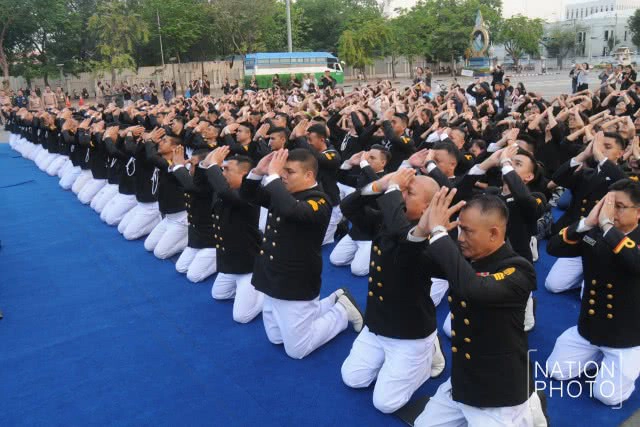 สมเด็จพระเจ้าอยู่หัว ทรงพระกรุณาโปรดเกล้าฯ พระราชทานเครื่องถวายสักการะ พระบรมราชานุสาวรีย์ ร.๕