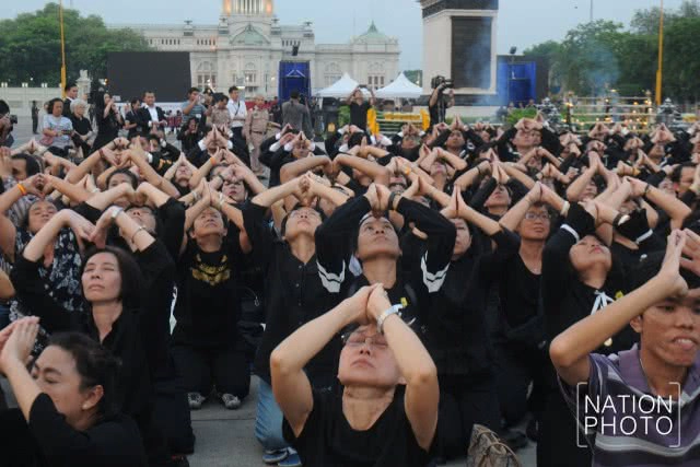 สมเด็จพระเจ้าอยู่หัว ทรงพระกรุณาโปรดเกล้าฯ พระราชทานเครื่องถวายสักการะ พระบรมราชานุสาวรีย์ ร.๕