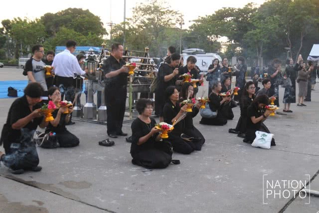 สมเด็จพระเจ้าอยู่หัว ทรงพระกรุณาโปรดเกล้าฯ พระราชทานเครื่องถวายสักการะ พระบรมราชานุสาวรีย์ ร.๕