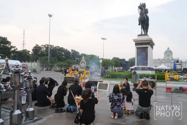 สมเด็จพระเจ้าอยู่หัว ทรงพระกรุณาโปรดเกล้าฯ พระราชทานเครื่องถวายสักการะ พระบรมราชานุสาวรีย์ ร.๕