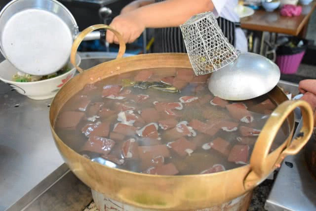 อร่อยปักหมุด  : เลือดหมูบ้านแม่ศรี ต้มเลือดหมูในตำนานแห่งเมืองพัทยา จังหวัดชลบุรี