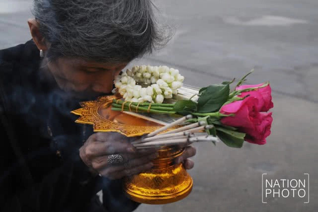 สมเด็จพระเจ้าอยู่หัว ทรงพระกรุณาโปรดเกล้าฯ พระราชทานเครื่องถวายสักการะ พระบรมราชานุสาวรีย์ ร.๕