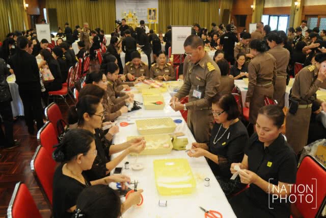 สมเด็จพระเจ้าอยู่หัว  ทรงพระกรุณาโปรดเกล้าฯให้จัดกิจกรรมจิตอาสาประดิษฐ์ดอกไม้จันทน์แก่ประชาชน