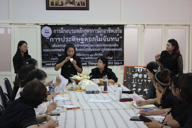 ก.แรงงาน เผย 4 วันปชช.สมัครฝึกทำดอกดารารัตน์ กว่า 2,000 คน พร้อมเพิ่มช่องทาง ฝึกผ่านออนไลน์