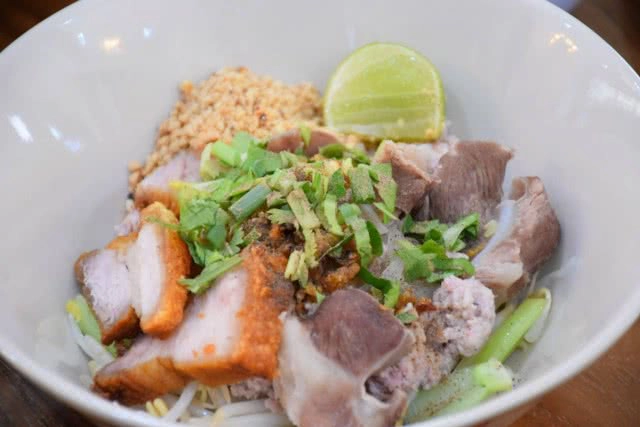 อร่อยปักหมุด  : เลือดหมูบ้านแม่ศรี ต้มเลือดหมูในตำนานแห่งเมืองพัทยา จังหวัดชลบุรี