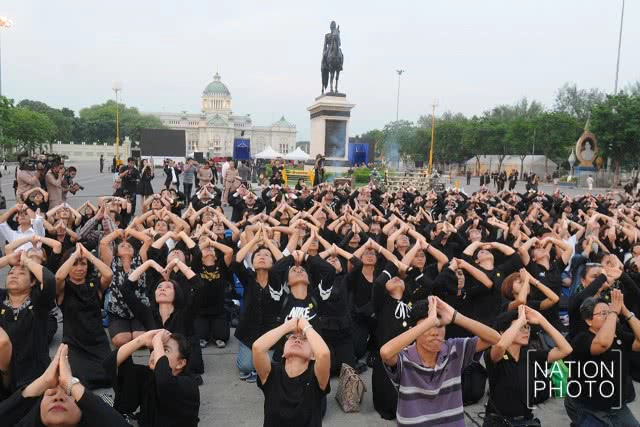 สมเด็จพระเจ้าอยู่หัว ทรงพระกรุณาโปรดเกล้าฯ พระราชทานเครื่องถวายสักการะ พระบรมราชานุสาวรีย์ ร.๕
