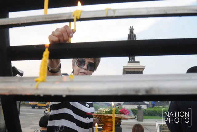 สมเด็จพระเจ้าอยู่หัว ทรงพระกรุณาโปรดเกล้าฯ พระราชทานเครื่องถวายสักการะ พระบรมราชานุสาวรีย์ ร.๕