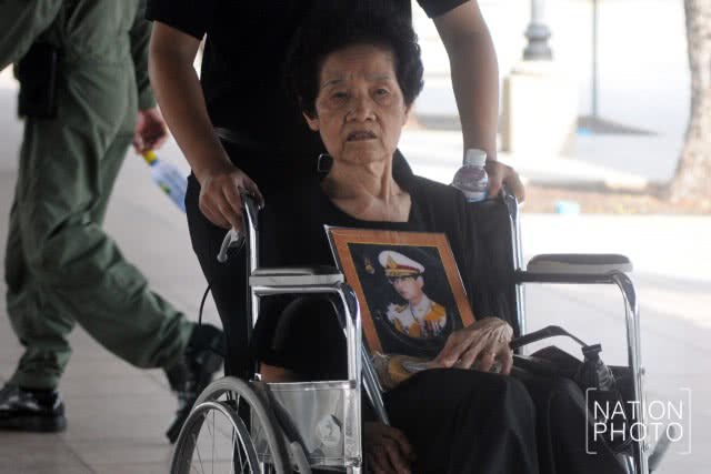ประชาชนเข้ากราบสักการะพระบรมศพ ในหลวง ร.๙