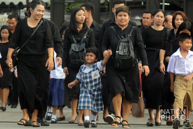 ประชาชนเข้ากราบสักการะพระบรมศพ ในหลวง ร.๙