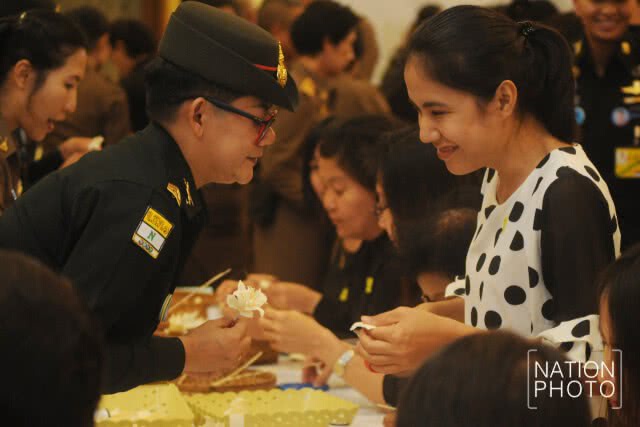 สมเด็จพระเจ้าอยู่หัว  ทรงพระกรุณาโปรดเกล้าฯให้จัดกิจกรรมจิตอาสาประดิษฐ์ดอกไม้จันทน์แก่ประชาชน