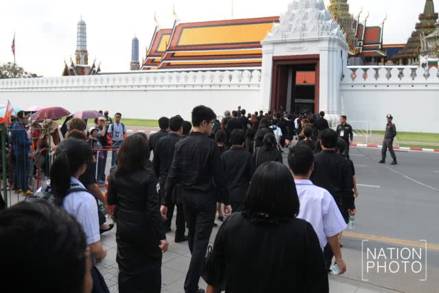 ประชาชนเข้ากราบสักการะพระบรมศพ ในหลวง ร.๙