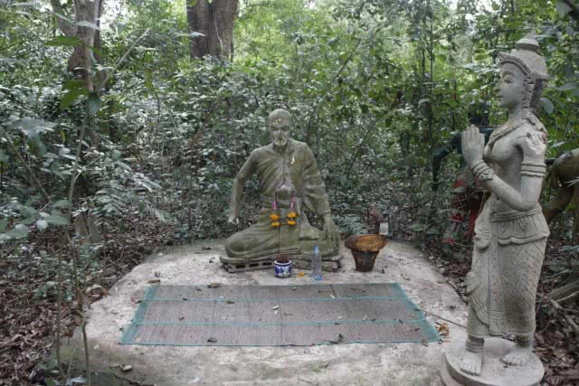 พิสูจน์แหล่งท่องเที่ยวอาถรรพ์... "หุ่นฝังวิญญาณ" ในสำนักสงฆ์ร้างอาจารย์ซ่วน