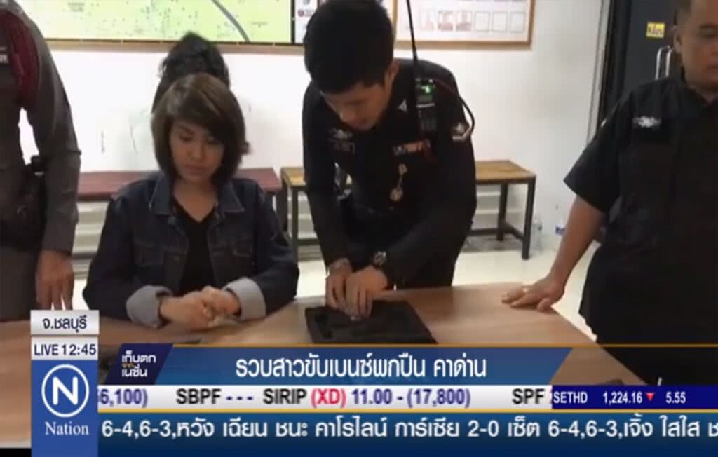 รวบสาวขับเบนซ์พกปืน คาด่าน รวบสาวขับเบนซ์พกปืน คาด่าน