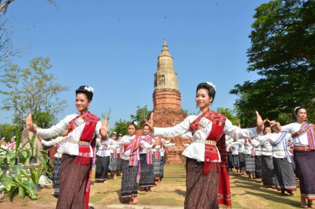 งามตระการตา! ประเพณีสรงน้ำพระธาตุยาคู